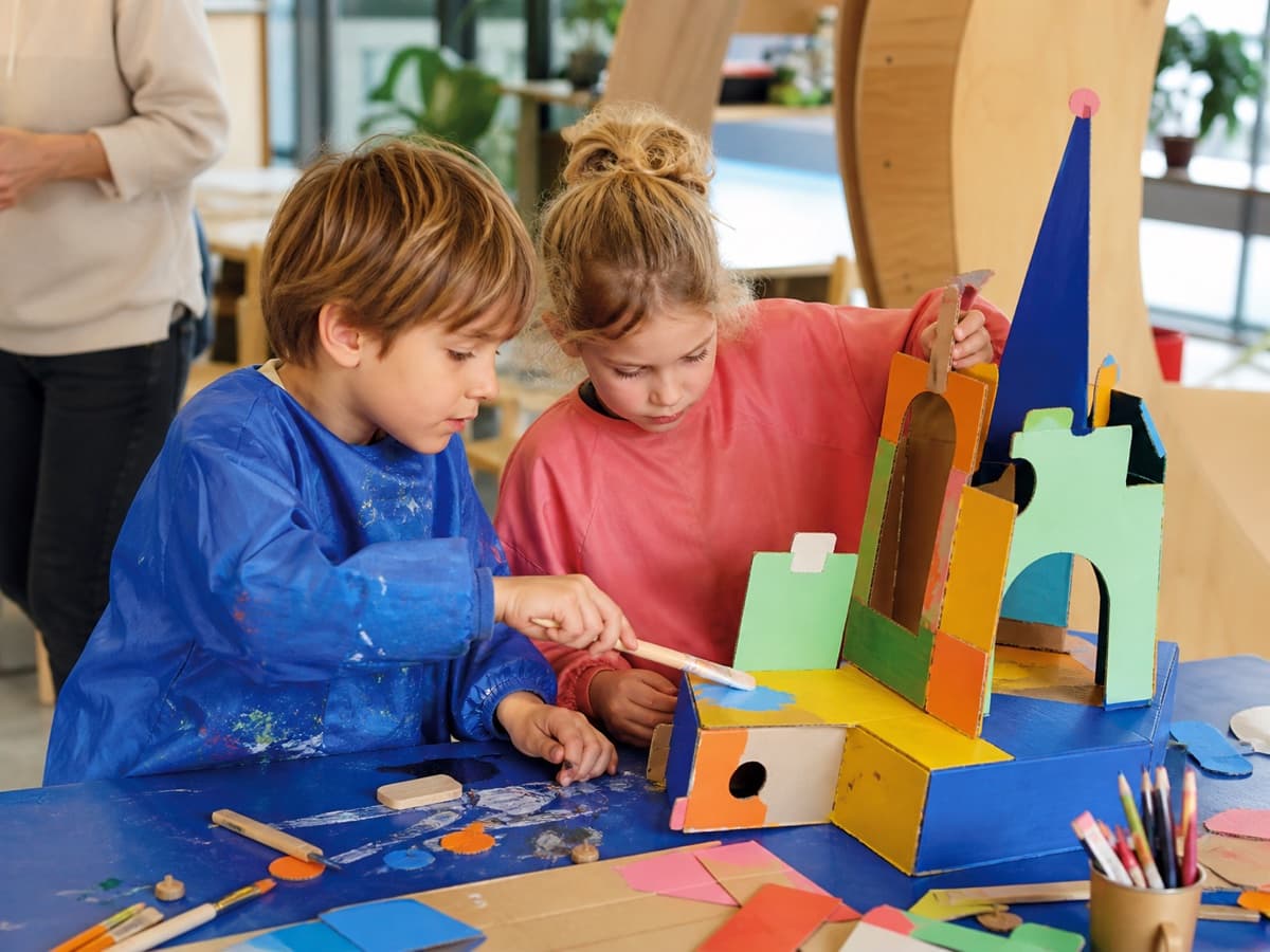 Kinderen maken samen iets kleurrijks tijdens een workshop